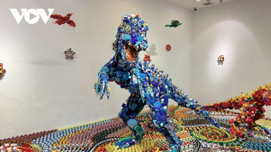 Japan’s "Plastic Dinoland" art exhibition comes to Hanoi